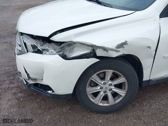 2011 Toyota Highlander with VIN 5TDZK3EHXBS048607, listed as a IAAI auction lot 41180677 with 211,295 mi miles. Bid and sale history available at carsss.com. Image 6.