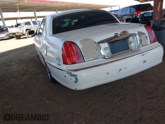 2002 Lincoln Town Car Signature z VIN 1LNHM82W02Y626302, wystawiony jako IAAI lot #41988496 z przebiegiem 193 346 mil mil oraz . Historia ofert i sprzedaży dostępna na DreamBid. Obrazek 3.