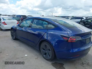 2021 Tesla Model 3 Standard Range Plus z VIN 5YJ3E1EAXMF098855, wystawiony jako IAAI lot #42226127 z przebiegiem 34 351 mil mil oraz . Historia ofert i sprzedaży dostępna na DreamBid. Obrazek 3.