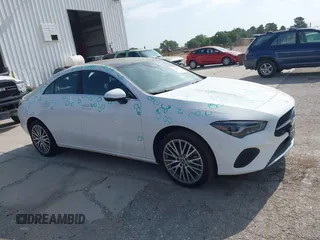 2025 Mercedes-Benz CLA 250 z VIN W1K5J4GB6SN522418, wystawiony jako IAAI lot #42428796 z przebiegiem 14 463 mil mil oraz . Historia ofert i sprzedaży dostępna na DreamBid. Obrazek 13.