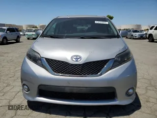 2015 Toyota Sienna SE z VIN 5TDXK3DC4FS632505, wystawiony jako Copart lot #63234885 z przebiegiem 86 847 mil mil oraz Czysty tytuł • Clean title. Historia ofert i sprzedaży dostępna na DreamBid. Obrazek 5.