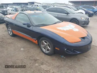 2000 Pontiac Firebird with VIN 2G2FS22K8Y2128225, listed as a IAAI auction lot 41507271 with 132,255 mi miles. Bid and sale history available at carsss.com. Image 1.