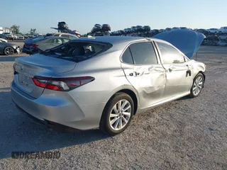 2023 Toyota Camry LE z VIN 4T1C11AK2PU125757, wystawiony jako IAAI lot #42128196 z przebiegiem 5 777 mil mil oraz . Historia ofert i sprzedaży dostępna na DreamBid. Obrazek 4.