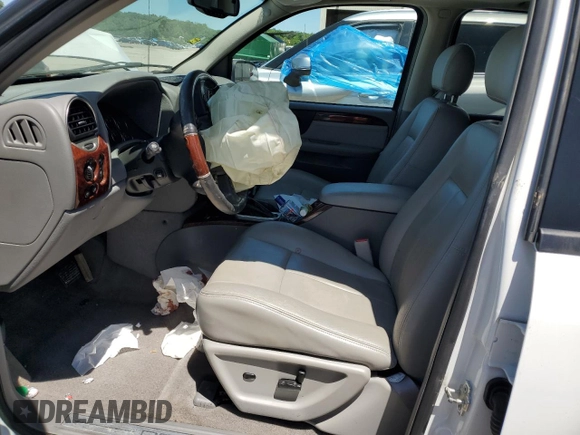 2007 GMC Envoy Denali z VIN 1GKET63M072101556, wystawiony jako Copart lot #57820235 z przebiegiem Nie podano mil oraz Szkoda całkowita • Salvage title. Historia ofert i sprzedaży dostępna na DreamBid. Obrazek 7.
