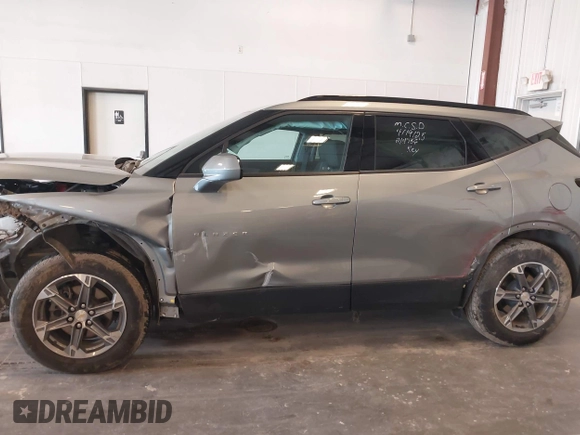 2023 Chevrolet Blazer LT z VIN 3GNKBCR4XPS214756, wystawiony jako IAAI lot #42097217 z przebiegiem 26 783 mil mil oraz . Historia ofert i sprzedaży dostępna na DreamBid. Obrazek 14.