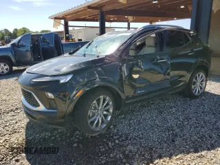 2024 Buick Encore GX Avenir z VIN KL4AMFSL8RB016431, wystawiony jako Copart lot #57861305 z przebiegiem 11 167 mil mil oraz Szkoda całkowita • Salvage title. Historia ofert i sprzedaży dostępna na DreamBid. Obrazek 1.
