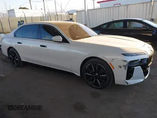 2023 BMW i7 xDrive60 z VIN WBY53EJ06PCN64039, wystawiony jako IAAI lot #40752159 z przebiegiem 8837 mil mil oraz . Historia ofert i sprzedaży dostępna na DreamBid. Obrazek 1.