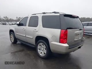 2008 GMC Yukon SLT w/4SB with VIN 1GKFC13J38R163765, listed as a IAAI auction lot 41568670 with 238,341 mi miles. Bid and sale history available at carsss.com. Image 3.