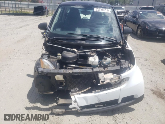 2010 Smart fortwo Pure z VIN WMEEJ3BA4AK342214, wystawiony jako Copart lot #62726614 z przebiegiem 110 472 mil mil oraz Szkoda całkowita • Salvage title. Historia ofert i sprzedaży dostępna na DreamBid. Obrazek 5.