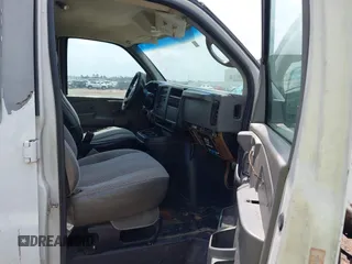 2007 Chevrolet Express Cargo z VIN 1GCGG29V271109990, wystawiony jako IAAI lot #42513292 z przebiegiem Nie podano mil oraz . Historia ofert i sprzedaży dostępna na DreamBid. Obrazek 5.