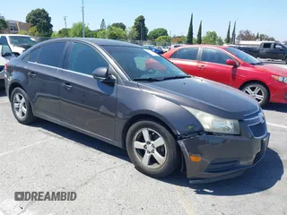 2014 Chevrolet Cruze 1LT z VIN 1G1PC5SB5E7154437, wystawiony jako IAAI lot #42215520 z przebiegiem 152 834 mil mil oraz . Historia ofert i sprzedaży dostępna na DreamBid. Obrazek 1.