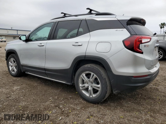 2022 GMC Terrain SLE z VIN 3GKALMEV6NL143864, wystawiony jako Copart lot #42640765 z przebiegiem 24 300 mil mil oraz Czysty tytuł • Clean title. Historia ofert i sprzedaży dostępna na DreamBid. Obrazek 2.