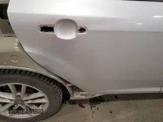 2018 Ford Focus SE z VIN 1FADP3F24JL315154, wystawiony jako Copart lot #53609185 z przebiegiem 76 216 mil mil oraz Szkoda całkowita • Salvage title. Historia ofert i sprzedaży dostępna na DreamBid. Obrazek 10.