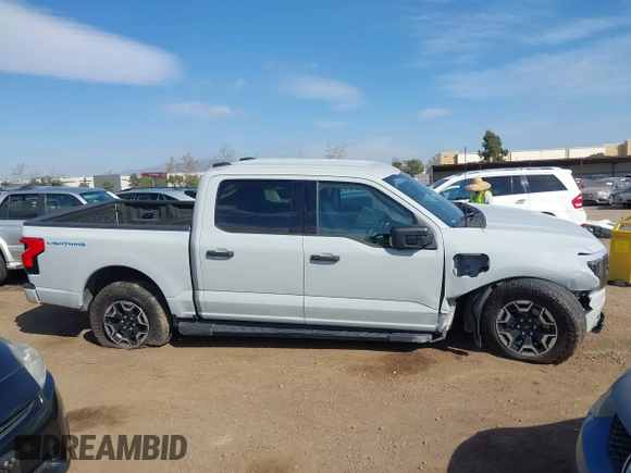 2023 Ford F-150 Lightning Pro z VIN 1FTVW1EL6PWG01336, wystawiony jako IAAI lot #41692903 z przebiegiem 39 085 mil mil oraz . Historia ofert i sprzedaży dostępna na DreamBid. Obrazek 13.