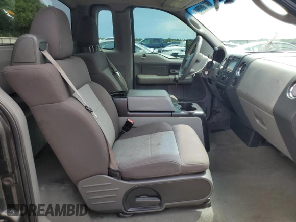 2006 Ford F-150 XL z VIN 1FTRF12206NA79563, wystawiony jako Copart lot #64452635 z przebiegiem 224 956 mil mil oraz Czysty tytuł • Clean title. Historia ofert i sprzedaży dostępna na DreamBid. Obrazek 10.