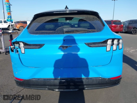 2022 Ford Mustang Mach-E Premium z VIN 3FMTK3R74NMA19496, wystawiony jako IAAI lot #42519774 z przebiegiem 19 880 mil mil oraz . Historia ofert i sprzedaży dostępna na DreamBid. Obrazek 16.