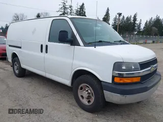 2014 Chevrolet Express Cargo z VIN 1GCZGTBG8E1157484, wystawiony jako IAAI lot #41784601 z przebiegiem 225 694 mil mil oraz . Historia ofert i sprzedaży dostępna na DreamBid. Obrazek 1.