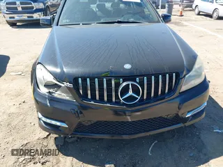 2012 Mercedes-Benz C 250 Sport z VIN WDDGF4HB4CA648004, wystawiony jako IAAI lot #41891519 z przebiegiem 108 076 mil mil oraz . Historia ofert i sprzedaży dostępna na DreamBid. Obrazek 6.