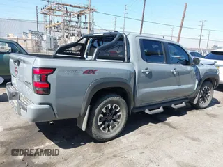 2023 Nissan Frontier Pro-4X z VIN 1N6ED1EKXPN641323, wystawiony jako IAAI lot #42227180 z przebiegiem 25 199 mil mil oraz . Historia ofert i sprzedaży dostępna na DreamBid. Obrazek 4.