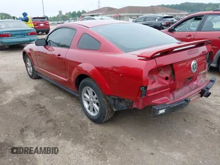 2005 Ford Mustang Deluxe z VIN 1ZVFT80N955128031, wystawiony jako IAAI lot #42557098 z przebiegiem 138 447 mil mil oraz . Historia ofert i sprzedaży dostępna na DreamBid. Obrazek 3.