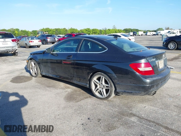2013 Mercedes-Benz C 250 z VIN WDDGJ4HB5DG085073, wystawiony jako IAAI lot #41696760 z przebiegiem 196 802 mil mil oraz . Historia ofert i sprzedaży dostępna na DreamBid. Obrazek 3.