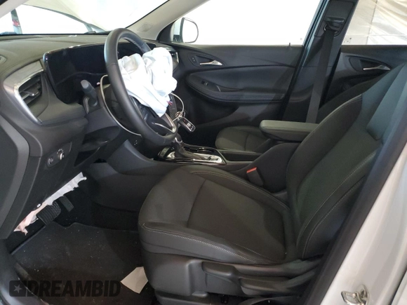 2025 Buick Encore GX Preferred z VIN KL4AMBSL1SB138224, wystawiony jako Copart lot #63030305 z przebiegiem 8 178 mil mil oraz Czysty tytuł • Clean title. Historia ofert i sprzedaży dostępna na DreamBid. Obrazek 7.