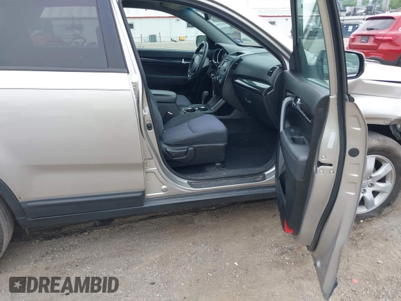 2013 Kia Sorento LX с VIN 5XYKT3A16DG419494, выставлен на аукционе IAAI как лот 42501875 с пробегом 152 100 миль миль и . История ставок и продаж доступна на DreamBid. Изображение 5.