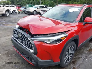 2022 Toyota Corolla Cross XLE z VIN 7MUEAABG0NV030757, wystawiony jako IAAI lot #42597979 z przebiegiem 20 172 mil mil oraz . Historia ofert i sprzedaży dostępna na DreamBid. Obrazek 18.