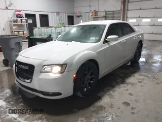 2016 Chrysler 300 with VIN 2C3CCAGG7GH171013, listed as a IAAI auction lot 41531620 with 92,134 mi miles. Bid and sale history available at carsss.com. Image 17.