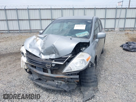 2011 Nissan Versa S z VIN 3N1BC1CP3BL360225, wystawiony jako IAAI lot #42213373 z przebiegiem 250 766 mil mil oraz . Historia ofert i sprzedaży dostępna na DreamBid. Obrazek 6.