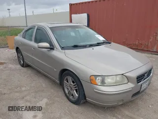 2005 Volvo S60 with VIN YV1RS592052456346, listed as a IAAI auction lot 41893903 with 231,007 mi miles. Bid and sale history available at carsss.com. Image 1.
