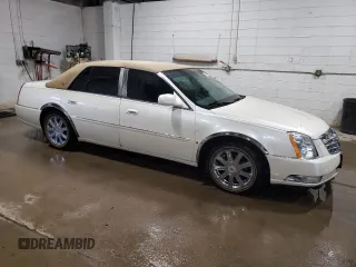2008 Cadillac DTS 1SA z VIN 1G6KD57YX8U180665, wystawiony jako Copart lot #52109515 z przebiegiem 119 138 mil mil oraz Szkody całkowita. Historia ofert i sprzedaży dostępna na DreamBid. Obrazek 4.