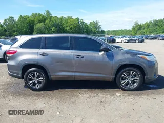 2018 Toyota Highlander LE z VIN 5TDZARFH8JS033994, wystawiony jako IAAI lot #42245699 z przebiegiem 140 608 mil mil oraz . Historia ofert i sprzedaży dostępna na DreamBid. Obrazek 14.