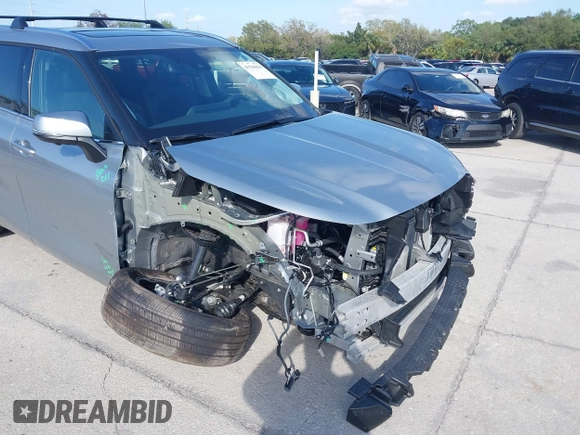 2025 Toyota Highlander Hybrid Platinum z VIN 5TDEBRCH0SS651408, wystawiony jako IAAI lot #41750433 z przebiegiem 6 705 mil mil oraz . Historia ofert i sprzedaży dostępna na DreamBid. Obrazek 6.