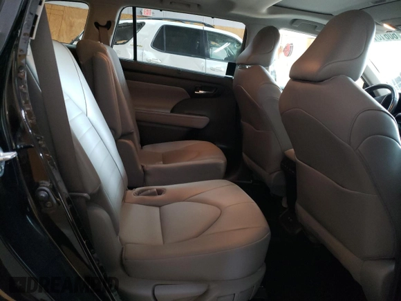 2021 Toyota Highlander XLE with VIN 5TDGZRBH5MS529474, listed as a Copart auction lot 60610165 with 92,275 mi miles and Salvage title. Bid and sale history available at DreamBid. Image 11.