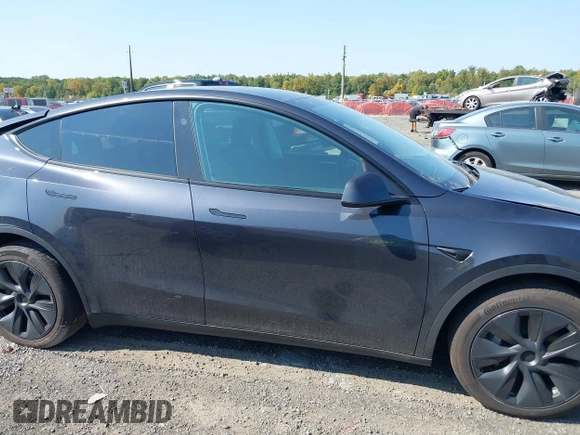 2024 Tesla Model Y Long Range with VIN 7SAYGDEE3RF152964, listed as a IAAI auction lot 40394843 with 3,393 mi miles. Bid and sale history available at carsss.com. Image 13.