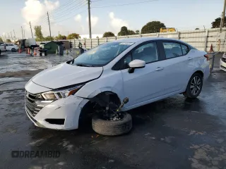 2024 Nissan Versa SV z VIN 3N1CN8EV3RL852671, wystawiony jako Copart lot #51146225 z przebiegiem 6 585 mil mil oraz Nie do naprawy • Non repairable. Historia ofert i sprzedaży dostępna na DreamBid. Obrazek 1.