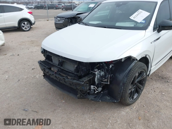 2024 Volkswagen Tiguan SE R-Line Black z VIN 3VVCB7AX7RM112446, wystawiony jako IAAI lot #41229232 z przebiegiem 6 685 mil mil oraz . Historia ofert i sprzedaży dostępna na DreamBid. Obrazek 6.