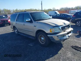 1998 Ford Expedition z VIN 1FMRU18W9WLC11923, wystawiony jako IAAI lot #42041971 z przebiegiem 218 774 mil mil oraz . Historia ofert i sprzedaży dostępna na DreamBid. Obrazek 1.