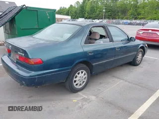 1998 Toyota Camry LE z VIN 4T1BG22K0WU372241, wystawiony jako IAAI lot #42215308 z przebiegiem 136 942 mil mil oraz . Historia ofert i sprzedaży dostępna na DreamBid. Obrazek 4.