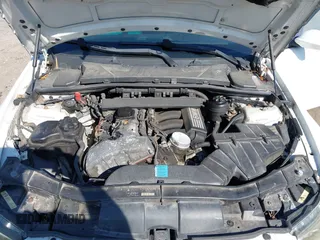 2006 BMW 3 Series 325xi with VIN WBAVD13506KV09944, listed as a IAAI auction lot 41760287 with 175,061 mi miles. Bid and sale history available at carsss.com. Image 10.