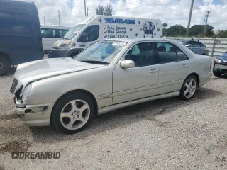 2001 Mercedes-Benz E 320 z VIN WDBJF65J91B320283, wystawiony jako Copart lot #67655544 z przebiegiem 89 624 mil mil oraz Szkoda całkowita • Salvage title. Historia ofert i sprzedaży dostępna na DreamBid. Obrazek 1.