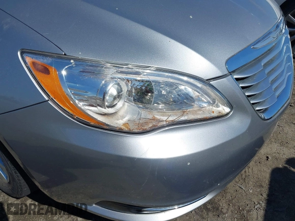 2014 Chrysler 200 LX z VIN 1C3CCBAB3EN231263, wystawiony jako IAAI lot #41858333 z przebiegiem 63 100 mil mil oraz . Historia ofert i sprzedaży dostępna na DreamBid. Obrazek 12.