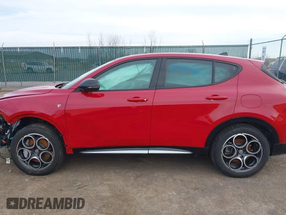 2024 Alfa Romeo Tonale Ti z VIN ZASPATCW8R3058676, wystawiony jako IAAI lot #41743432 z przebiegiem 7 985 mil mil oraz . Historia ofert i sprzedaży dostępna na DreamBid. Obrazek 14.