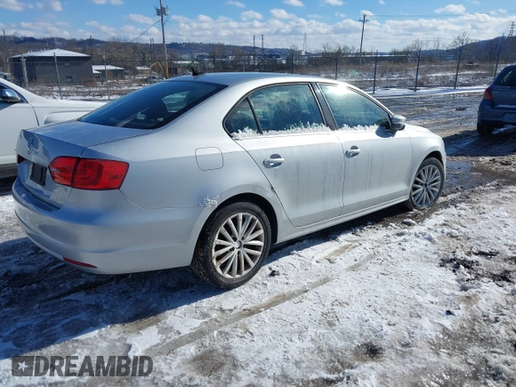 2014 Volkswagen Jetta TDI w/Premium/Nav z VIN 3VWLL7AJXEM382611, wystawiony jako IAAI lot #41609335 z przebiegiem 120 000 mil mil oraz . Historia ofert i sprzedaży dostępna na DreamBid. Obrazek 4.