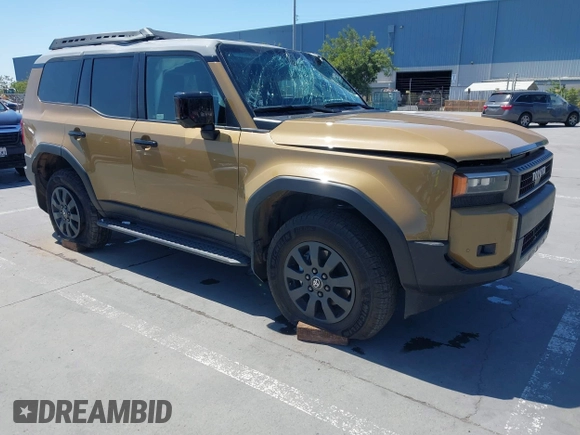 2025 Toyota Land Cruiser 1958 Edition z VIN JTEABFAJ7SK035212, wystawiony jako IAAI lot #42150778 z przebiegiem 2566 mil mil oraz . Historia ofert i sprzedaży dostępna na DreamBid. Obrazek 1.