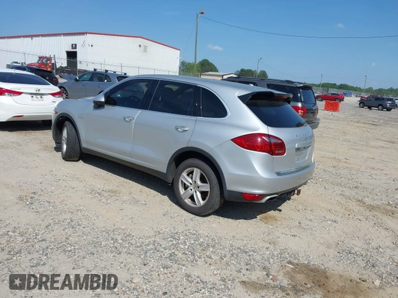 2012 Porsche Cayenne S Hybrid z VIN WP1AE2A20CLA92424, wystawiony jako IAAI lot #42315279 z przebiegiem 129 119 mil mil oraz . Historia ofert i sprzedaży dostępna na DreamBid. Obrazek 3.