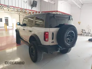 2022 Ford Bronco z VIN 1FMDE5BH1NLB16280, wystawiony jako IAAI lot #42440295 z przebiegiem 37 738 mil mil oraz . Historia ofert i sprzedaży dostępna na DreamBid. Obrazek 3.