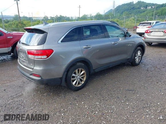 2017 Kia Sorento LX z VIN 5XYPGDA3XHG303917, wystawiony jako IAAI lot #42247202 z przebiegiem 110 279 mil mil oraz . Historia ofert i sprzedaży dostępna na DreamBid. Obrazek 4.