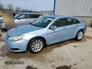 2014 Chrysler 200 Limited z VIN 1C3CCBCG9EN172972, wystawiony jako Copart lot #53242875 z przebiegiem 173 383 mil mil oraz Szkody całkowita. Historia ofert i sprzedaży dostępna na DreamBid. Obrazek 1.
